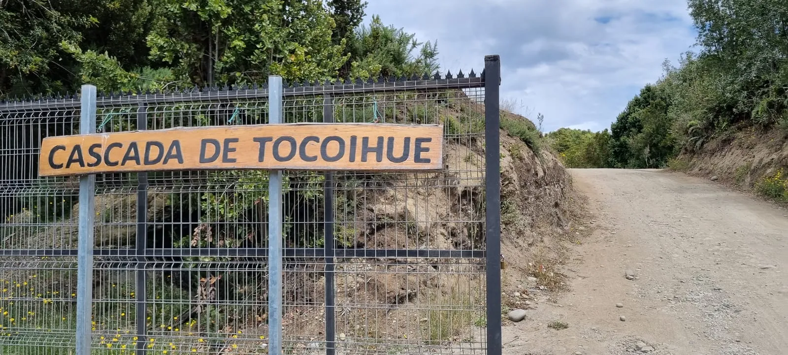 Sección media de la caída observada desde el mirador — Cascadas de Tocoihue, Dalcahue