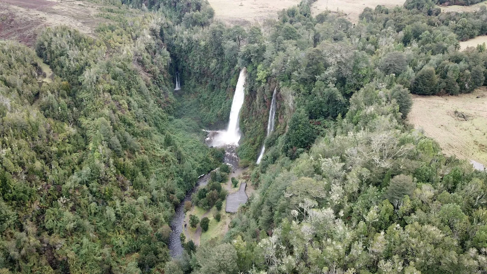 Spray y roca observados desde un ángulo bajo — Cascadas de Tocoihue, Dalcahue